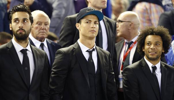 Arbeloa, Cristiano Ronaldo e Marcelo in tribuna al Mestalla di Valencia. Action Images